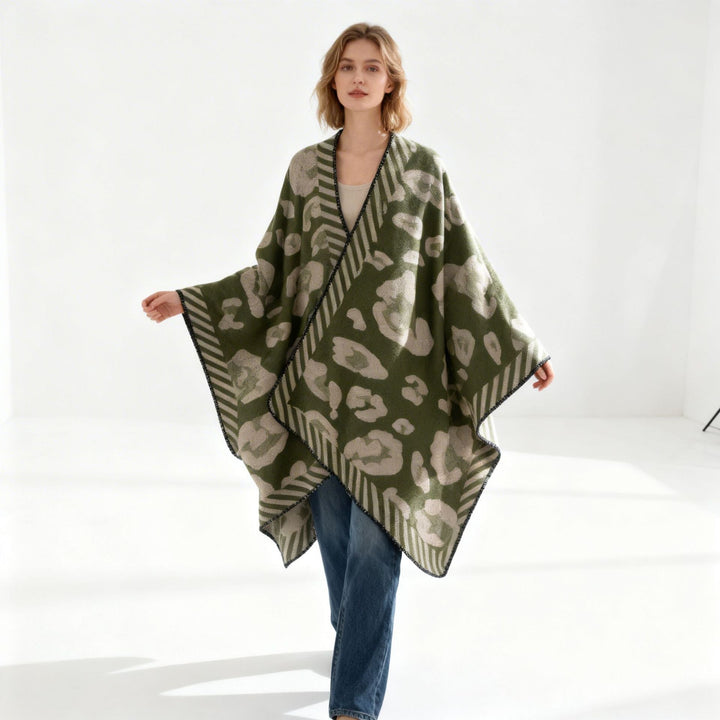 Dam Structured Jacquard capeponcho i oversized passform med Contrasted Overlock Edge