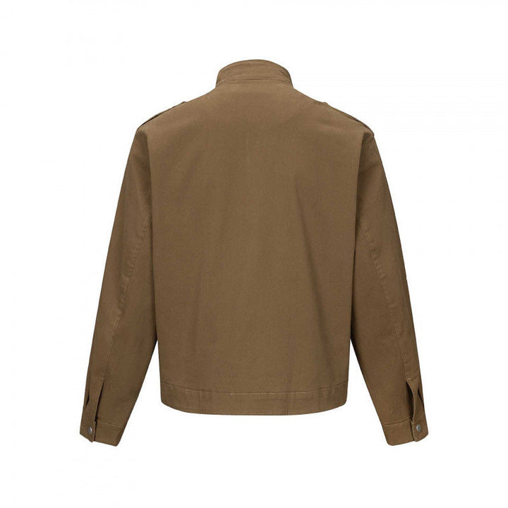 Herr short-cut fältjacka tillverkad av bomull canvas med ståkrage, axel locks, och justerbar fickor med lock