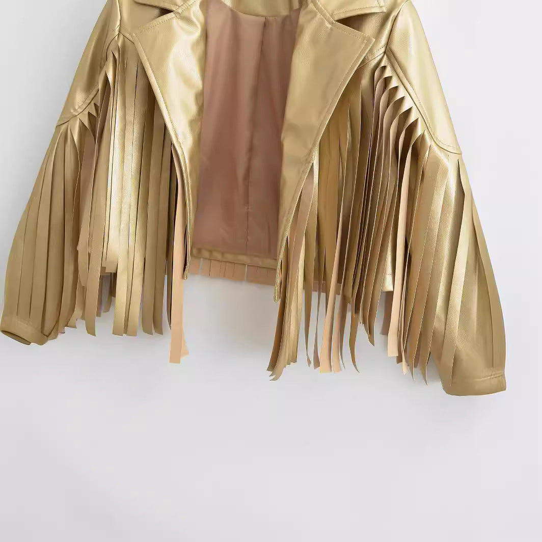 Dam kort jacka in biker stil med metallic look och lång läder fringes