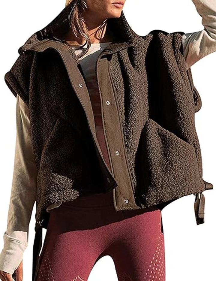 Dam oversize teddy väst med ståkrage, stängning med tryckknappar och dragsko