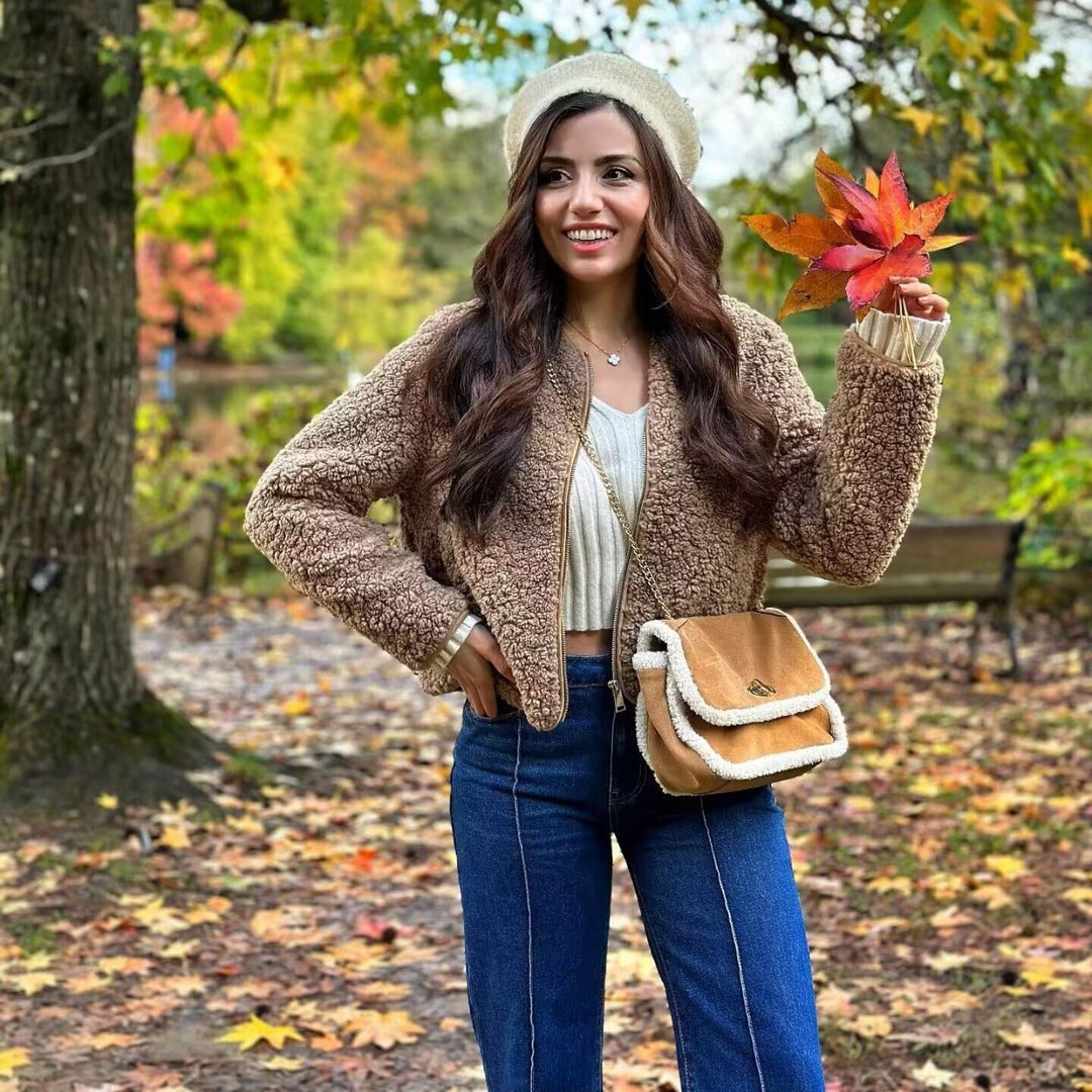 Dam kort teddy fleece blazer med rund hals, hel dragkedja, och discreet sidofickor