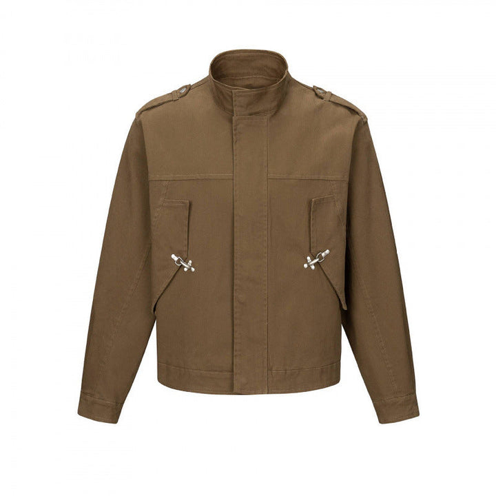 Herr short-cut fältjacka tillverkad av bomull canvas med ståkrage, axel locks, och justerbar fickor med lock