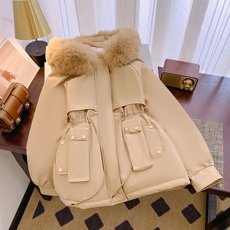 Dam mysig utility kort parka med extra voluminous fuskpälskrage, cargo outer fickor och figursydd drawstring