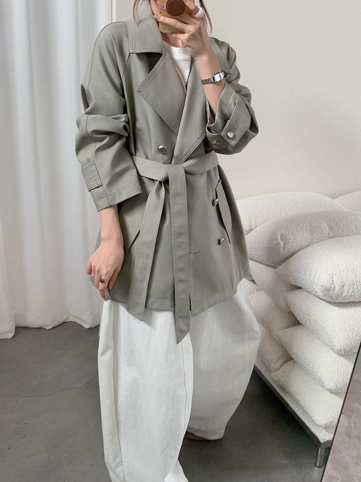 Dam kort trenchcoat med vid skärning, double-breasted stängning och knytband