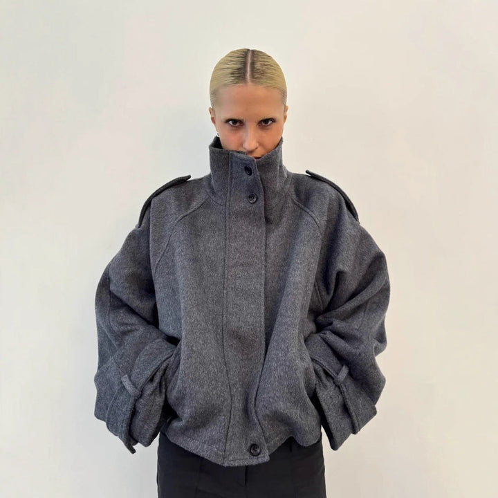 Dam kort skärning oversize ull jacka med hög ståkrage, shoulder flaps och justerbar ärm straps