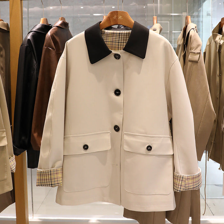 Dam kort trenchcoat med kontrasterande slagkrage och Checked foder