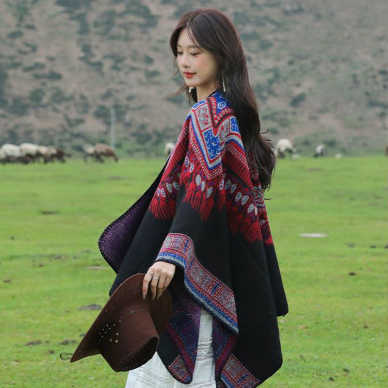 Dam Oversize poncho i Ethno Jacquard med V-neck och structured fåll