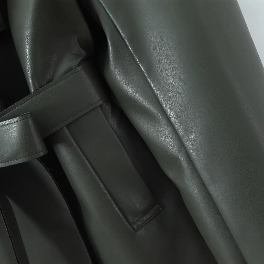 Dam skräddad kort trenchcoat gjord vegan läderlook med knytband och cape detail