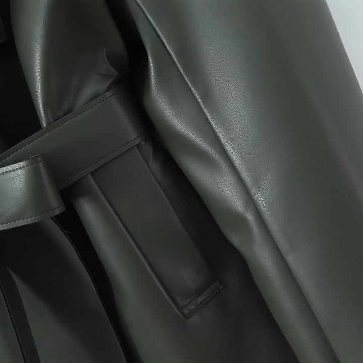 Dam skräddad kort trenchcoat gjord vegan läderlook med knytband och cape detail