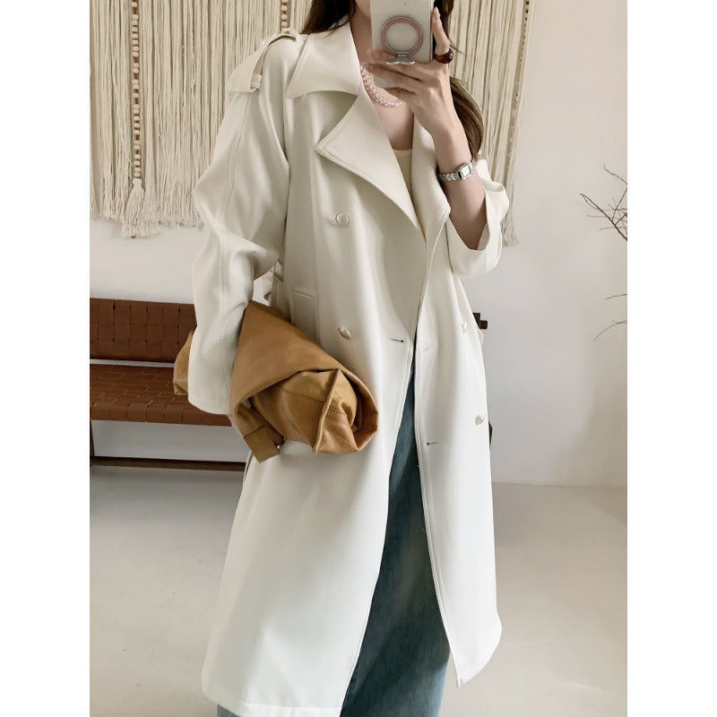 Dam mid-length trenchcoat med oversize shoulders och mother-av-pearl knappar