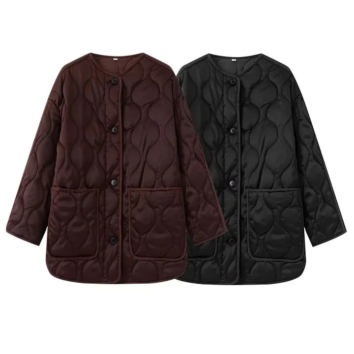 Dam quiltad övergångsjacka i boxy skärning med round neckline, organic wave quiltning, och påsydda fickor