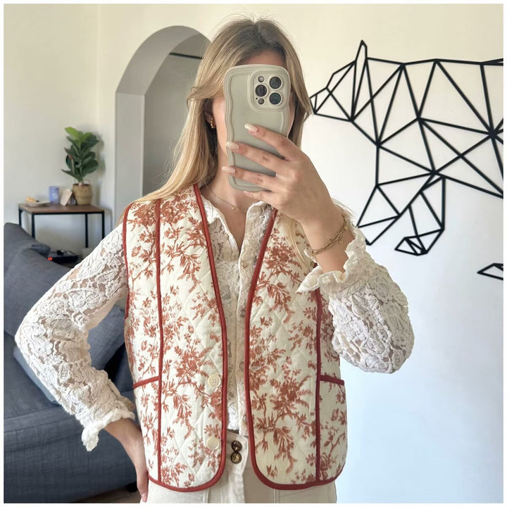 Dam kviltad Gilet in Country House stil med blommig Toile look och fickor