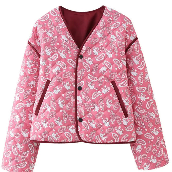 Dam Quiltad Kort Jacka med V-ringad, Paisley Mönster och Contrasting Piping