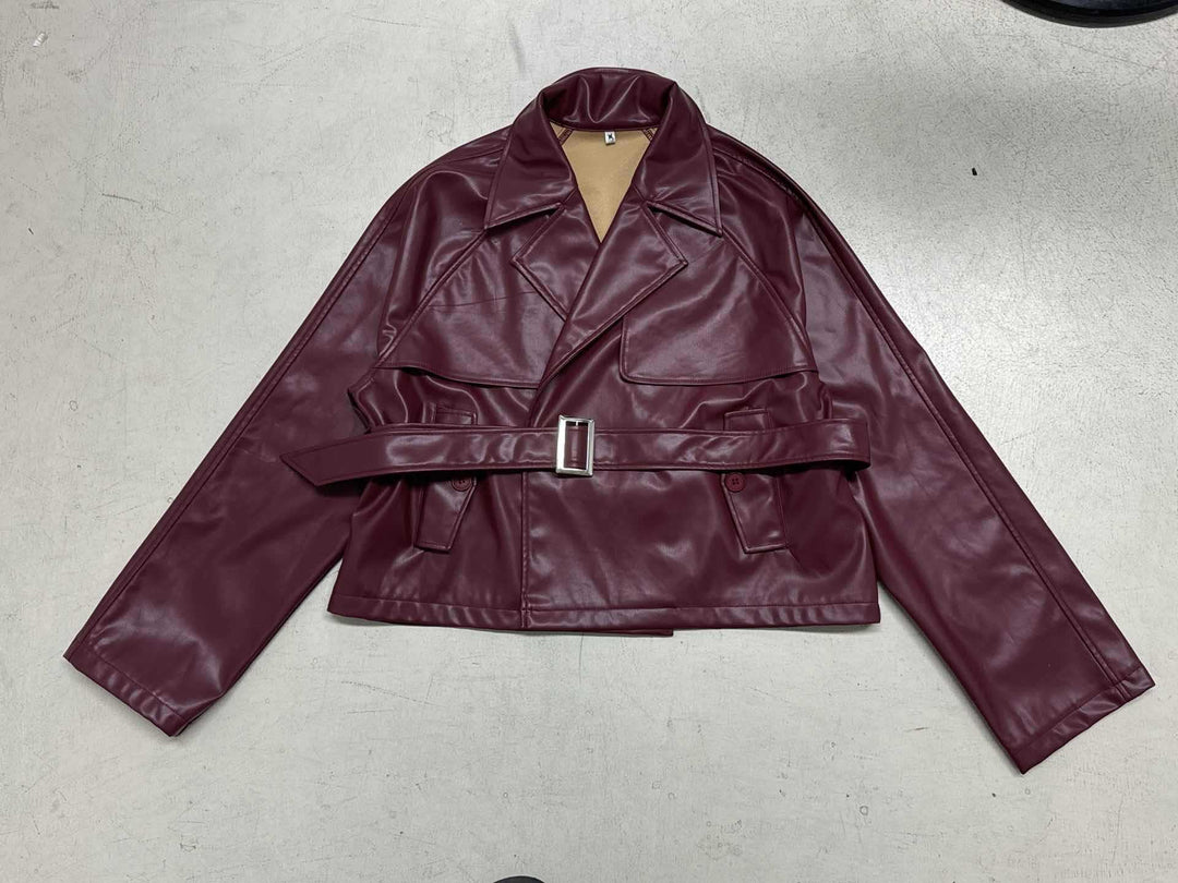 Dam kort konstläder trenchcoat med midjebälte, bred lapel och cape detail