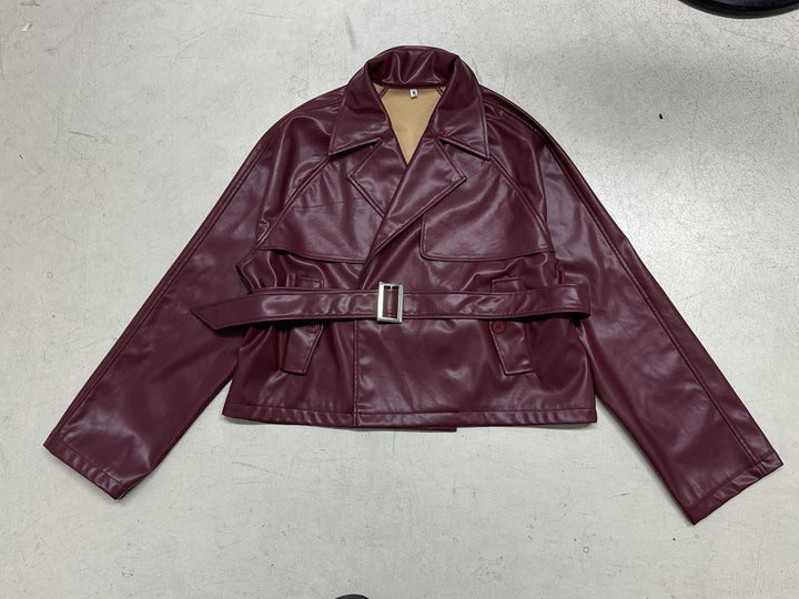 Dam kort konstläder trenchcoat med midjebälte, bred lapel och cape detail