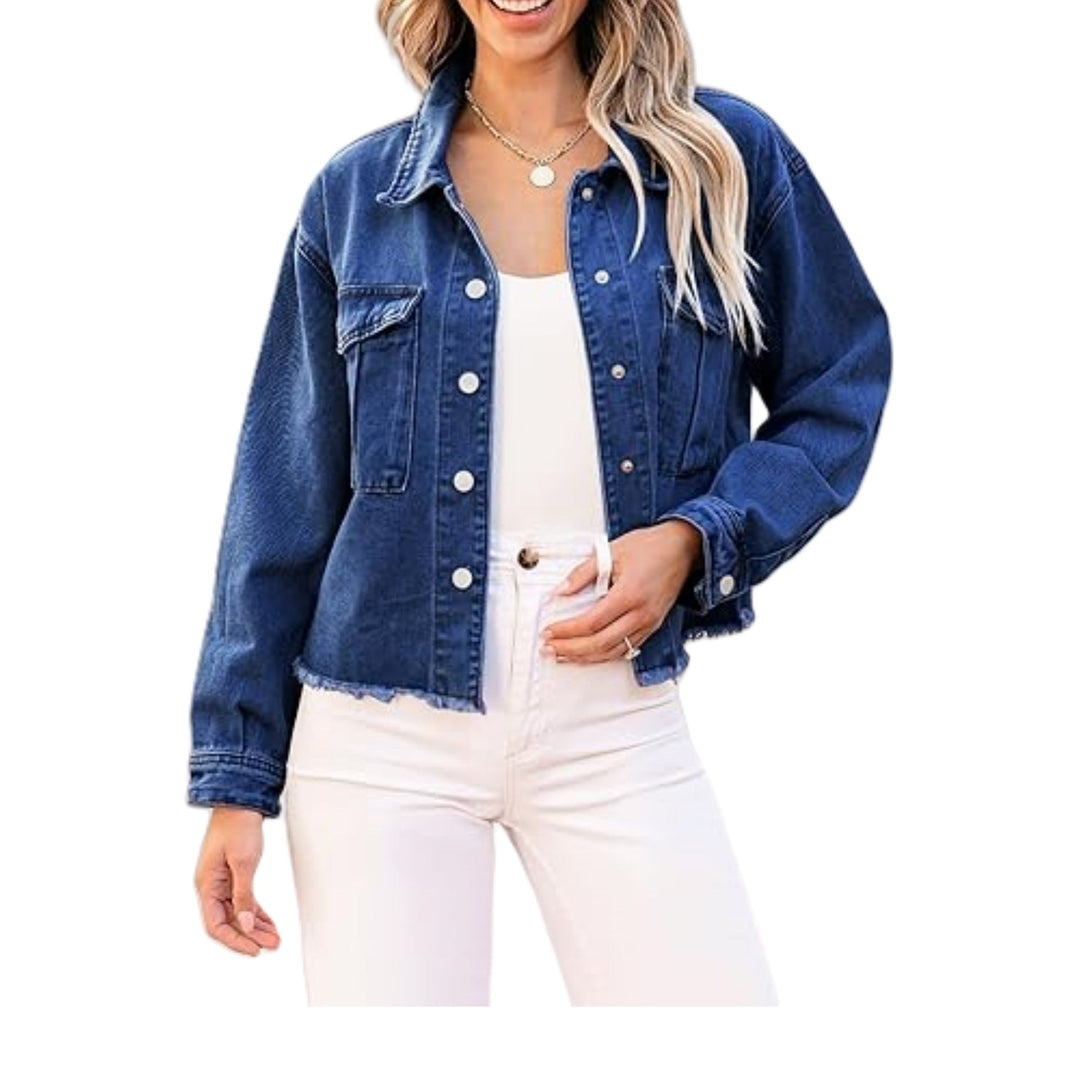 Dam kort oversize denimjacka med raw fåll och patch bröstfickor