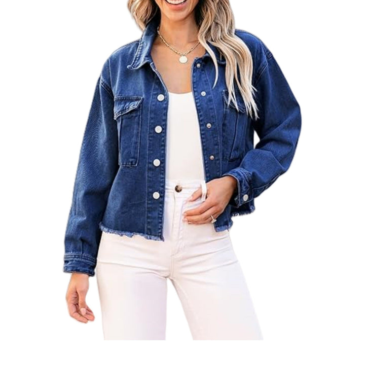 Dam kort oversize denimjacka med raw fåll och patch bröstfickor