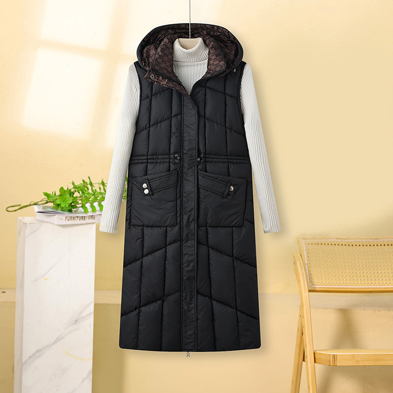 Dam lång sleeveless thermo quiltad kappa med huva, adjustable drawstring waist och multifunctional fickor