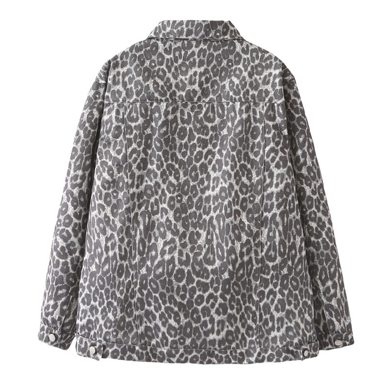Dam oversized jeansjacka i boxy skärning med leopard mönster, snap knäppning och patch bröstfickor