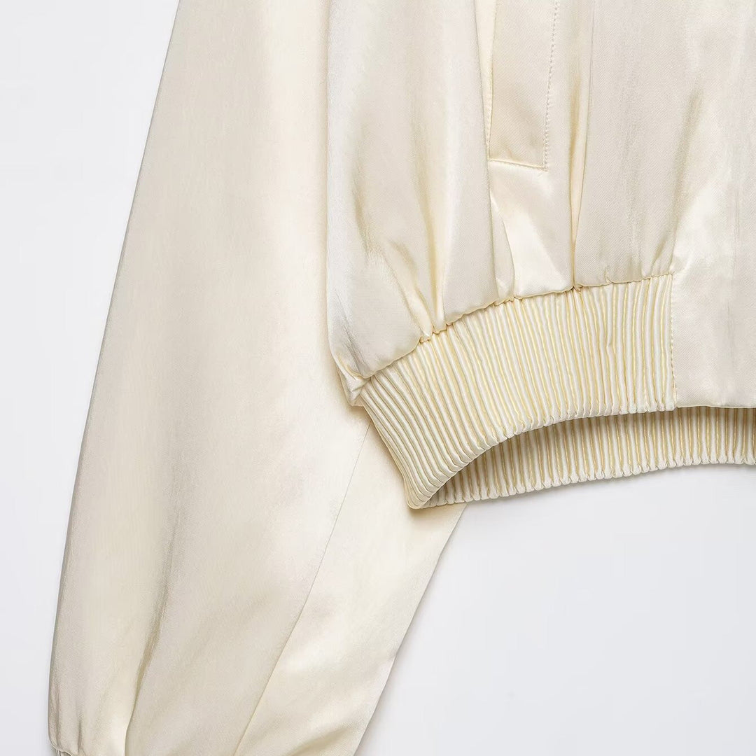 Dam Kort Satin Bomber med Oversize Balloon Ärmar och Ribbed Krage