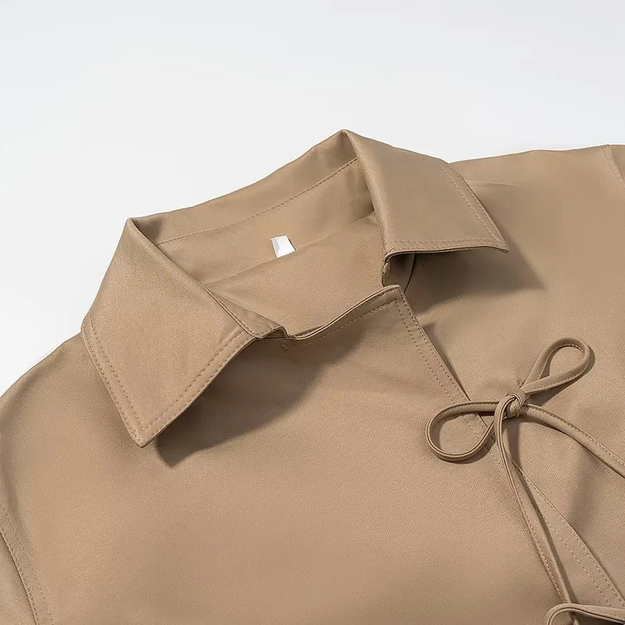 Dam kort tie kappa jacka med skjortkrage decorative bows och boxy cropped silhuett