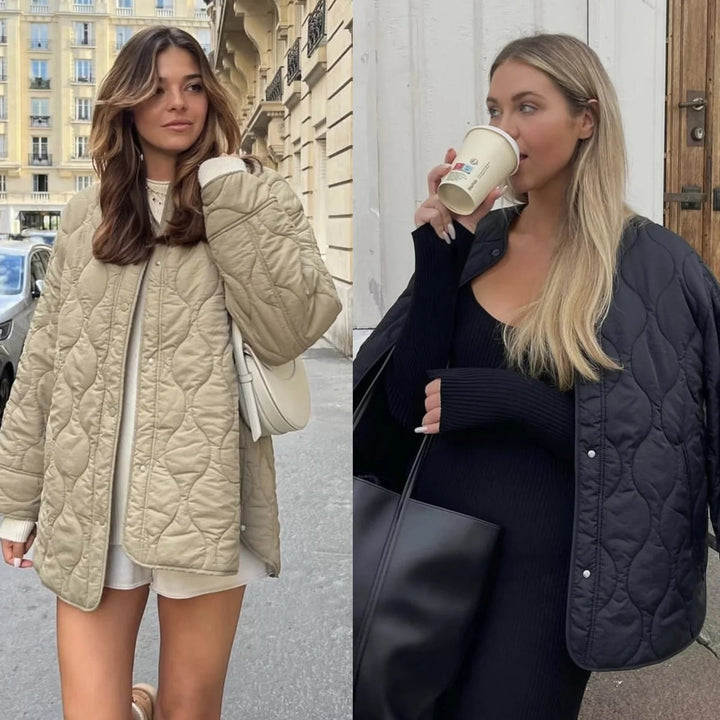 Dam lång modell vadderad jacka med oversize silhuett och stängning med tryckknappar