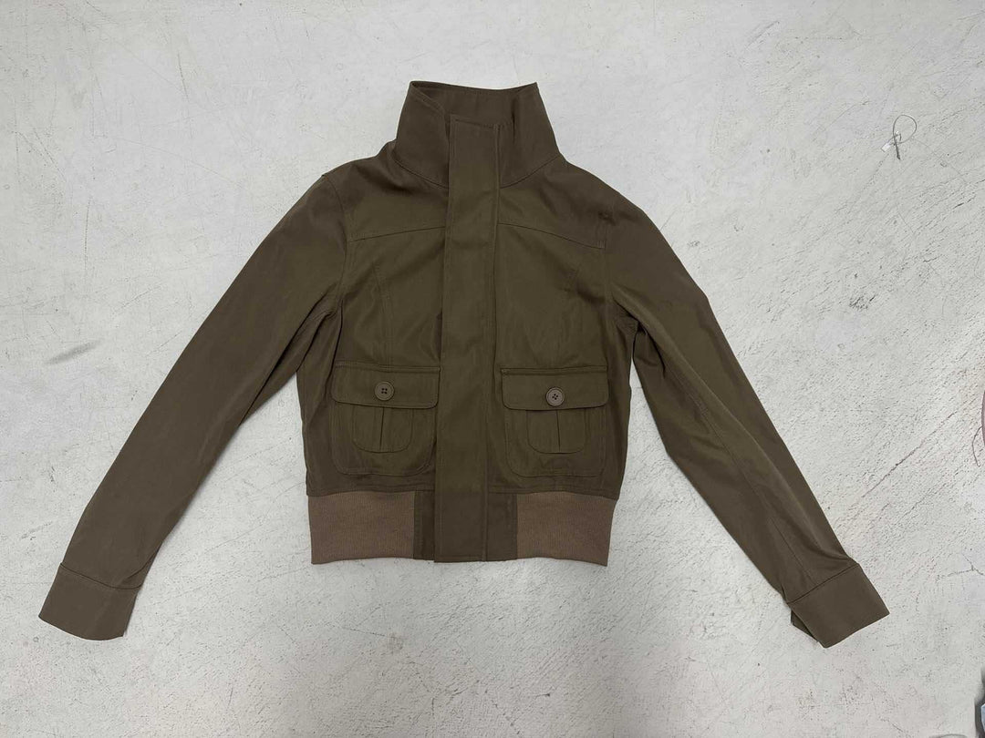 Dam kort utility blousonjacka med high ståkrage, flap fickor och elastic waistband