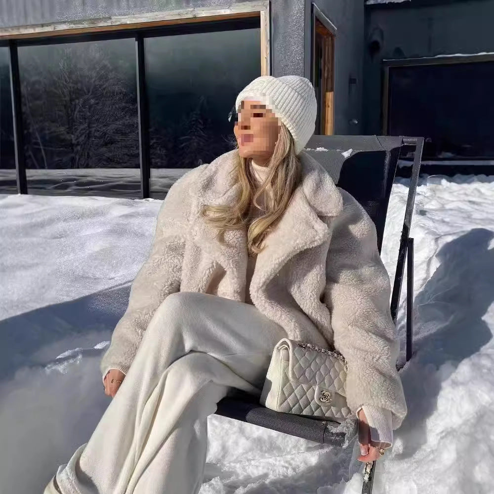 Dam kort skuren teddy jacka in lamb fur look med oversize slagkrage