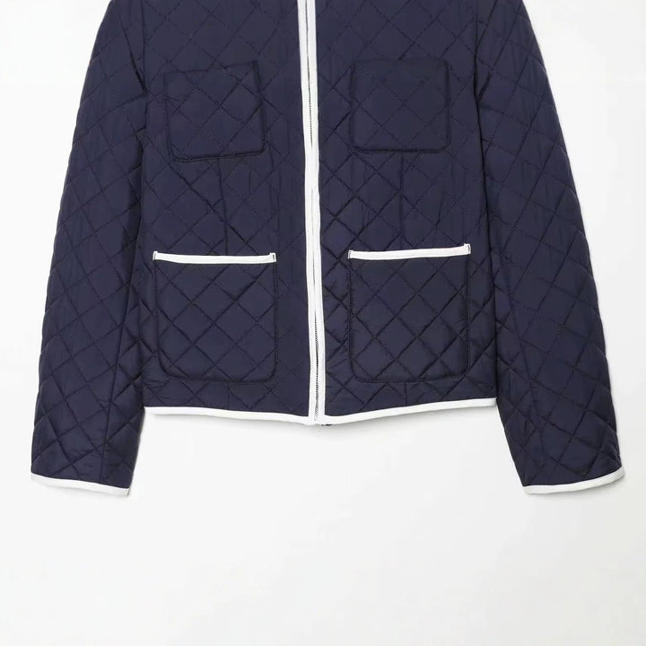 Dam Kort Quiltad Jacka med Round Neck, Contrast Piping och Patch Fickor