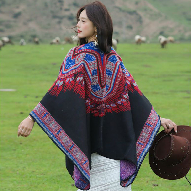 Dam Oversize poncho i Ethno Jacquard med V-neck och structured fåll