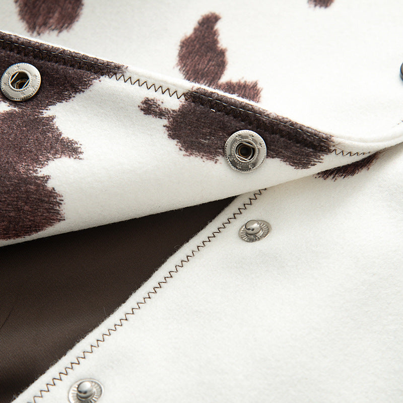 Dam cropped shirt jacka med cow tryck, boxy silhuett och snap knäppning