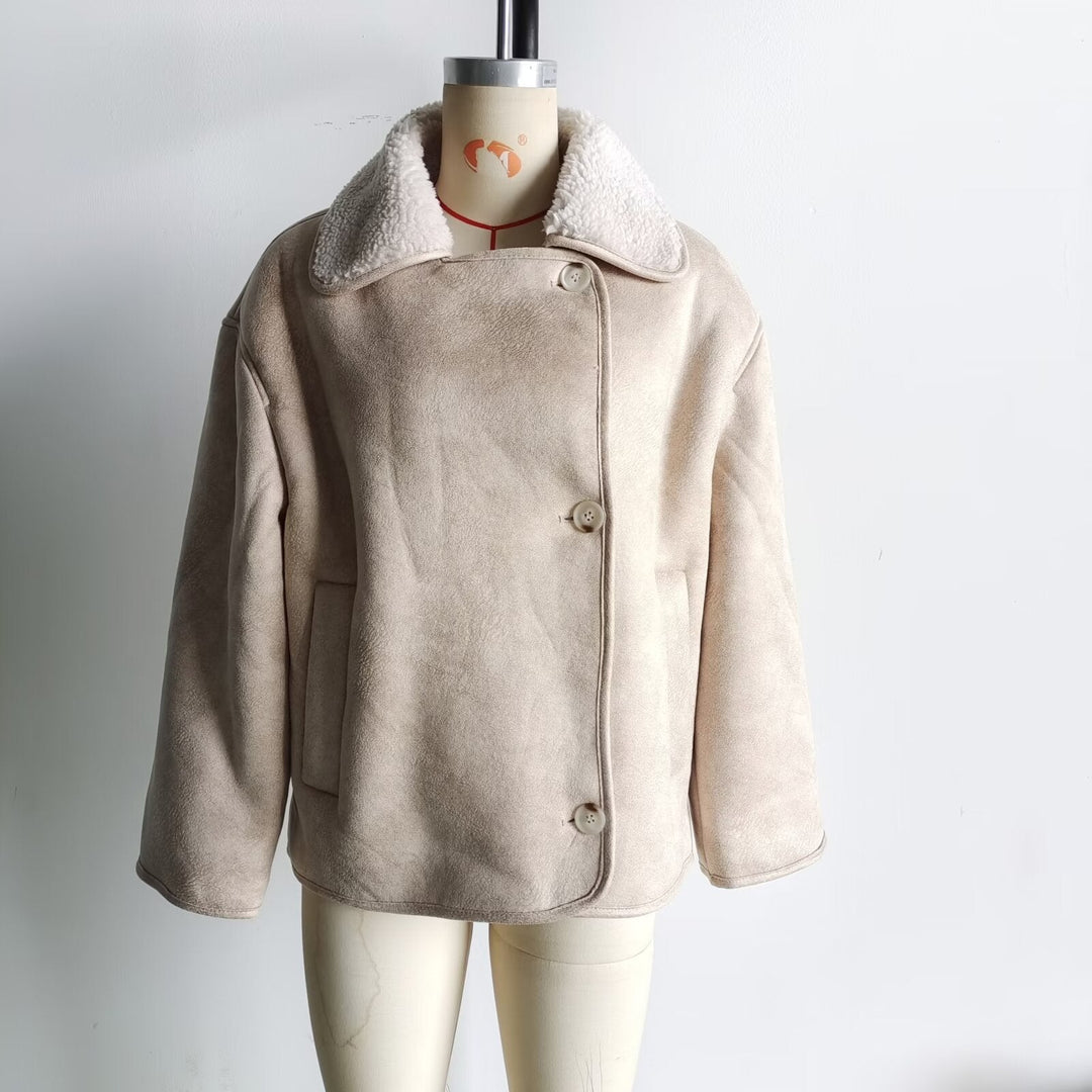 Dam kort lambskin imitation blouson med teddy foder, skjortkrage, och påsydda fickor