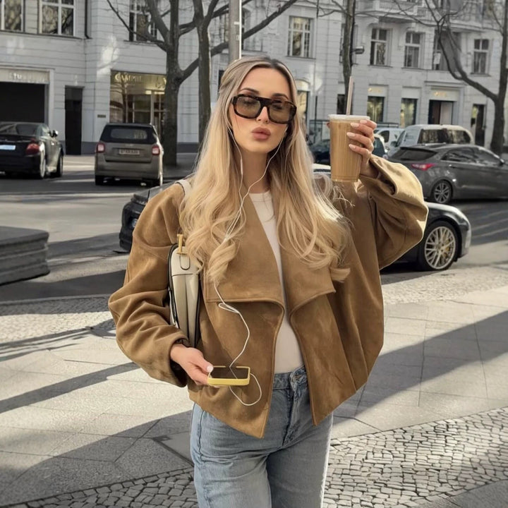 Dam Kort Boxig Jacka i Suede Look med Wide Shawl Krage och Gathered Nederkant