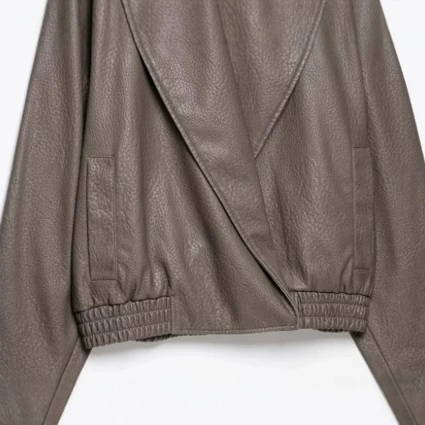 Dam Kort Jacka Tillverkad av Faux Läder med Wide Shawl Krage och Elastic Nederkant