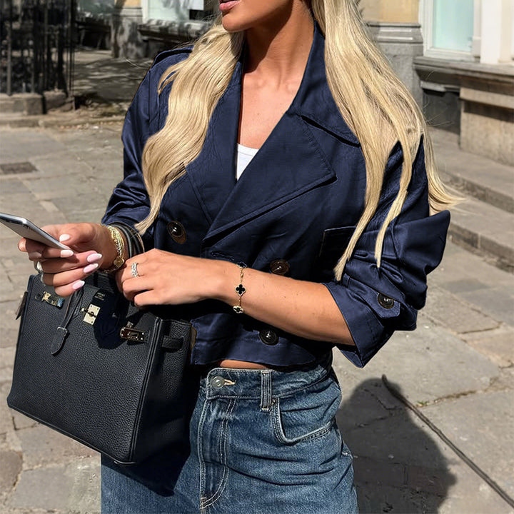 Dam kort satin trenchcoat med double-breasted knäppning, påsydda fickor, och buttoned ärm cuffs