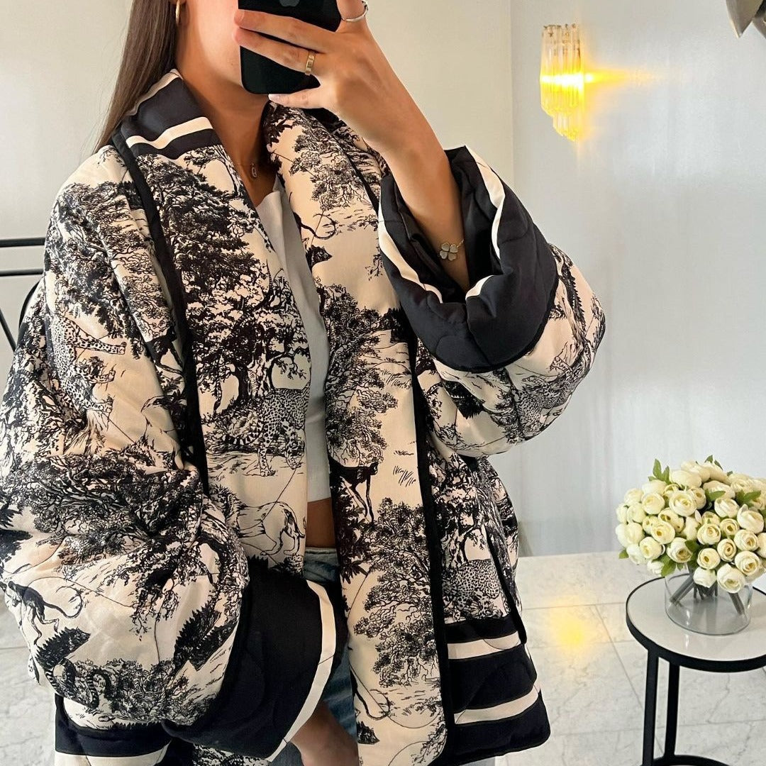 Dam Quiltad Jacka i Kimono Stil med Toile-De-Jouy Animal Tryck, Shawl Krage, och Contrasting Patch Fickor