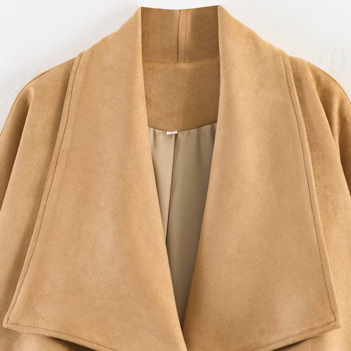 Dam kort oversize jacka gjord mocka tyg med vid Shawl krage, Raglan ärmar, och Gathered fåll
