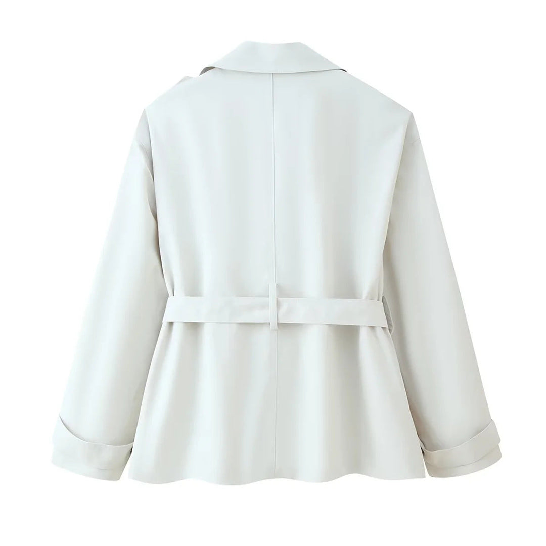Dam figursydd kort trenchcoat med tie bälte, axel flaps och påsydda fickor