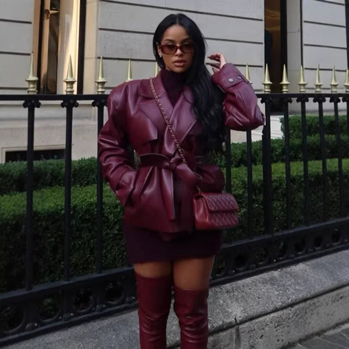 Dam skräddad kort trenchcoat med knytband och cape detail in vegan läderlook