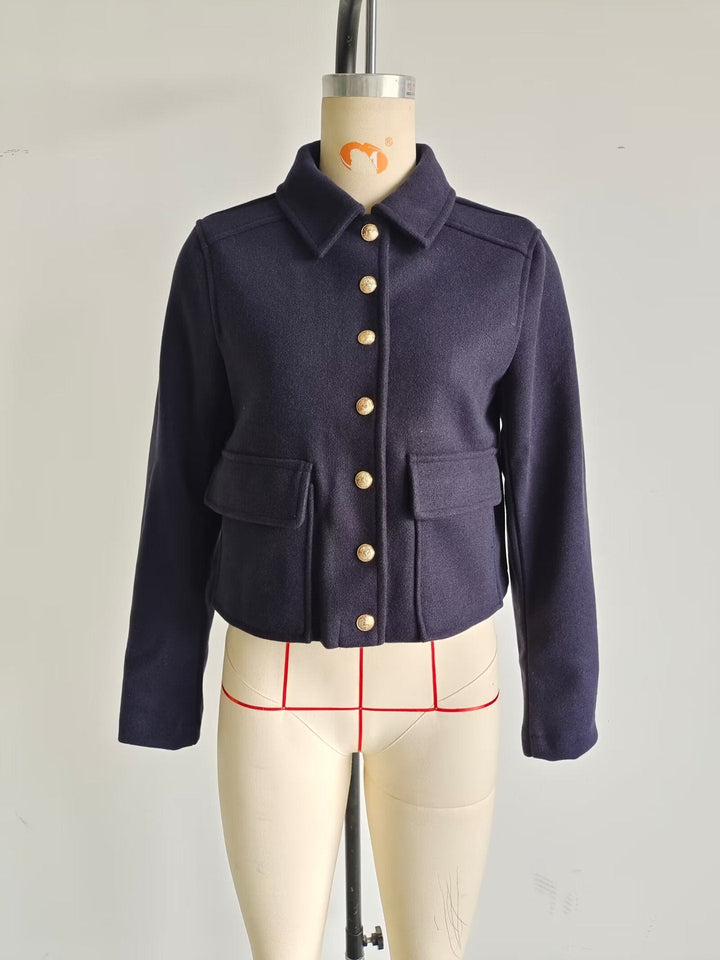Dam kort ulljacka med gold button front, patch flap fickor, och figursydd silhuett