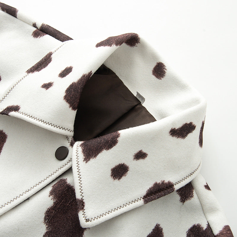 Dam cropped shirt jacka med cow tryck, boxy silhuett och snap knäppning