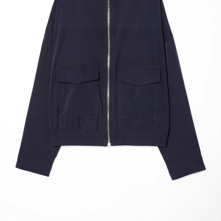 Dam kort utility blousonjacka med standing krage, patch bröstfickor, hel dragkedja, och elastisk fåll
