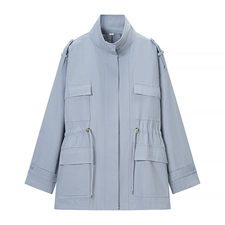 Dam kort parka med hög ståkrage, dragsko, och multiple fickor