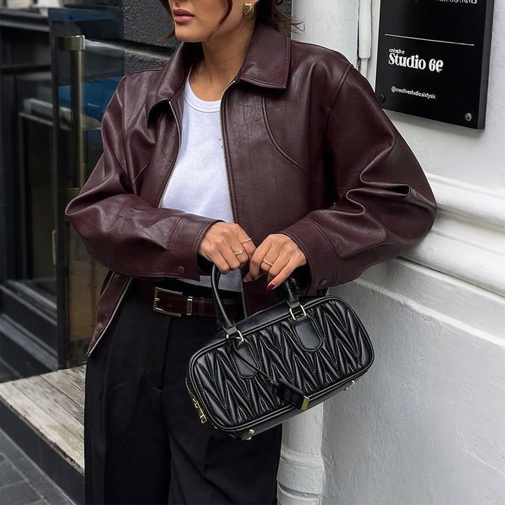 Dam kort oversized läderjacka med skjortkrage, visible dragkedja, och avslappnad silhuett