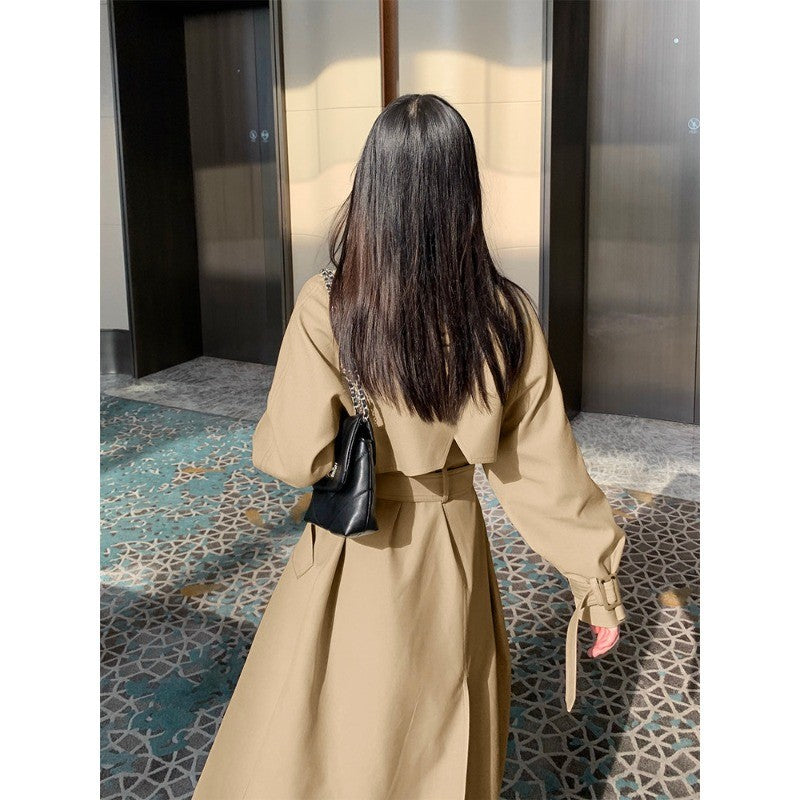 Dam elegant midi trenchcoat med oversize shoulder flap, gathered ärmar, och midja-defining knytband