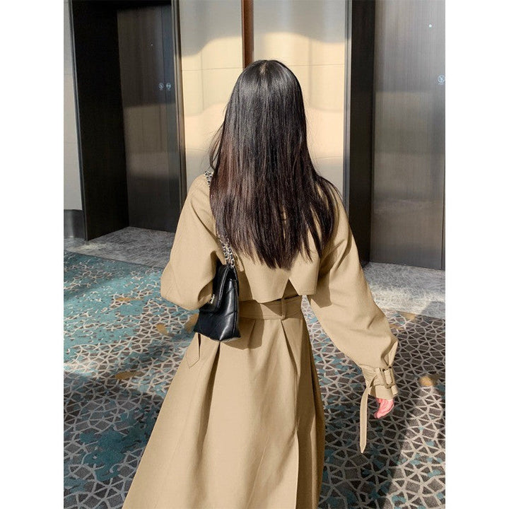 Dam elegant midi trenchcoat med oversize shoulder flap, gathered ärmar, och midja-defining knytband