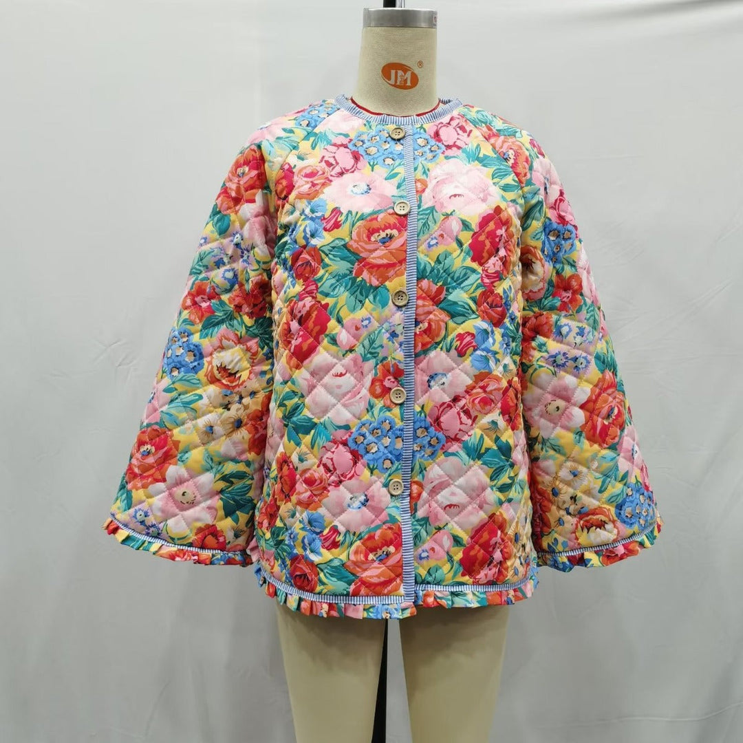 Dam quiltad swing jacka med floral quilt rund hals och ruffle fåll
