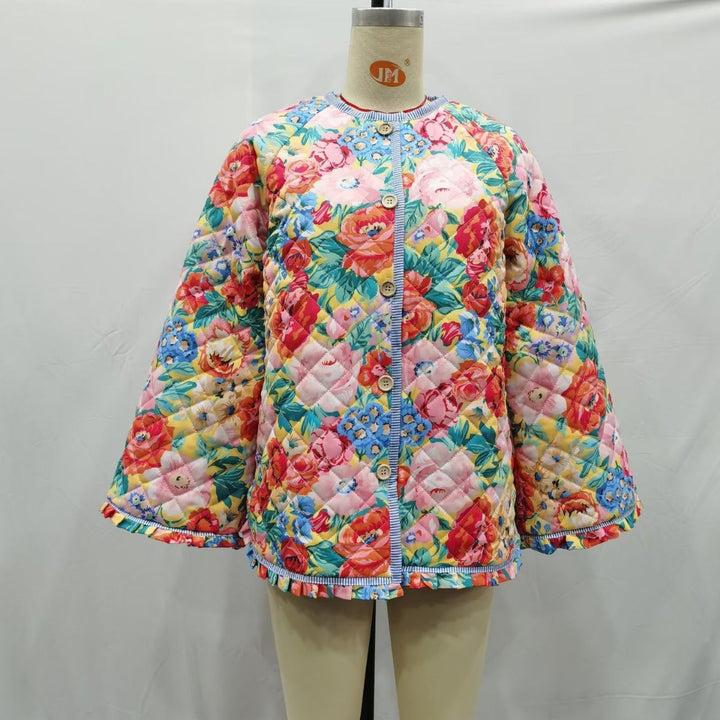 Dam quiltad swing jacka med floral quilt rund hals och ruffle fåll