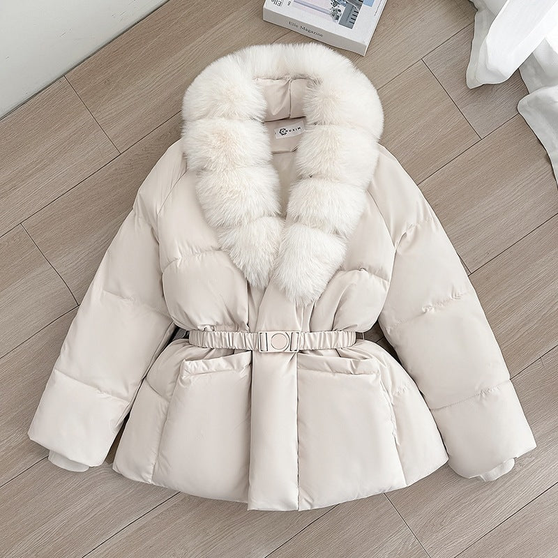 Dam figursydd kort quiltad jacka med voluminous sjalkrage tillverkad av Faux Fur och Decorative bälte