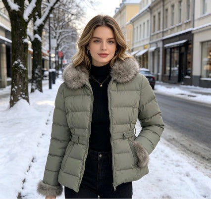 Dam kort skräddad vinter kviltad jacka med removable faux fur krage, tonal midja straps och dold två-way dragkedja